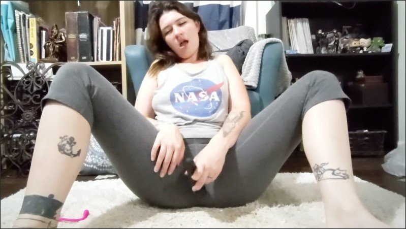 [Full HD] Sloppy Wet Squirt In Grey Leggings - Evelyn Storm - -00:13:58 | Clothed Masturbation, Wetting Pants - 296,3 MB