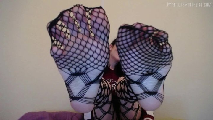 Goddess Isabel Feet In Fishnets Cei
