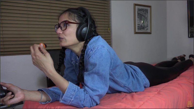 [Full HD] Nerdy Gamer Girl Assjob While Focused On Playing Intercruralsex  - IntercruralSex - -00:06:14 | Headphones, Leather Leggings, Verified Amateurs - 79,5 MB