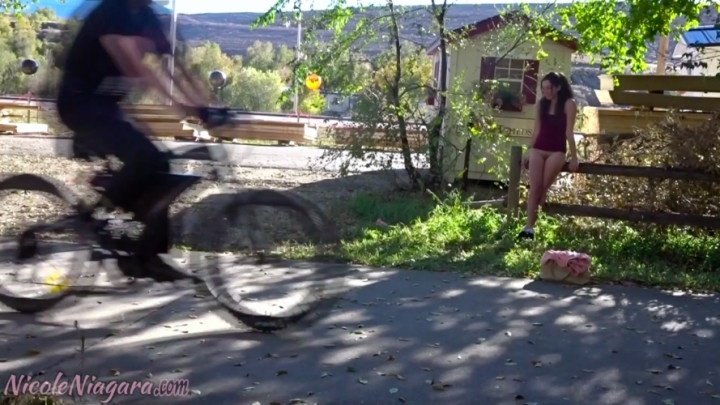 Nicoleniagara Masturbating Butt Naked Around Town