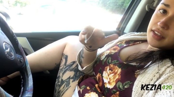 Kezia420 Public Exhibitionist Cums In Parking Lot