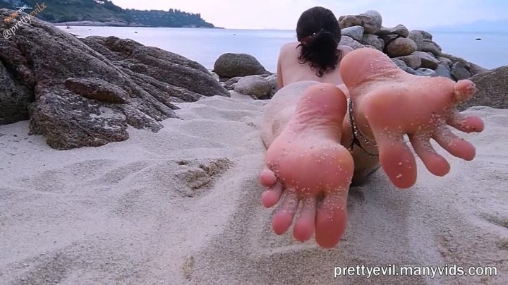 Prettyevil Public Footjob On A Beach